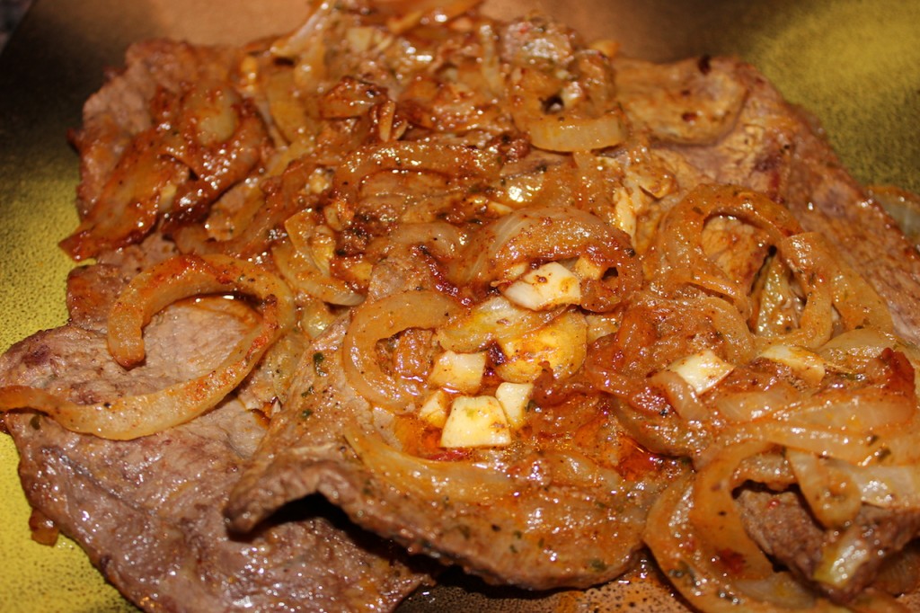 Pan fried steak with onions. biztec encebollado. biteslife.com
